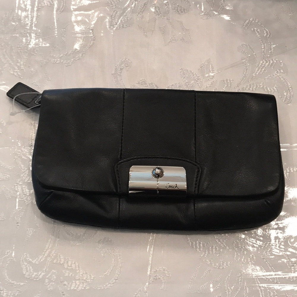 Coach clutch, includes a strap for your shoulder